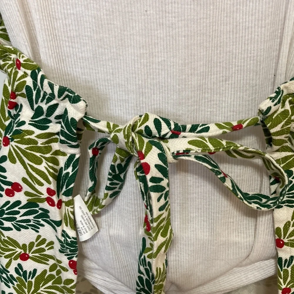 Crate and Barrel Mistletoe Red Green Apron One Size fits Most 27 in x 36 in